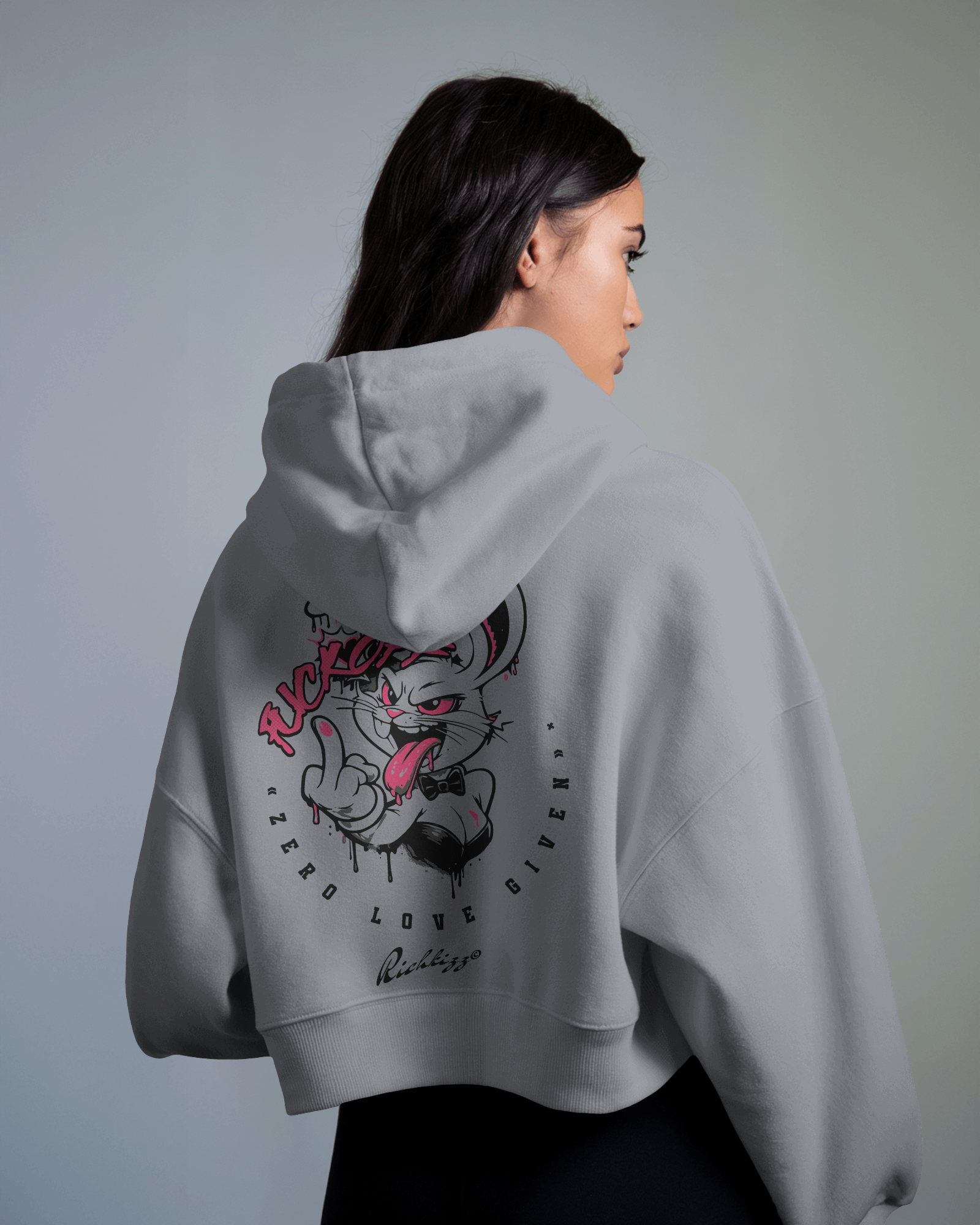 Der Bad Bunny Oversized Hoodie für Girls – locker geschnitten, massiv verarbeitet. Flauschige Bio-Baumwolle, doppelte Kapuze mit Futter, Set-In Ärmel und clean ohne Kordeln und Tasche gefertigt. Robustes Fischgrätenband im Nacken, verstärkte Nähte. Ein Statement-Piece, das hält, was es verspricht.

Handarbeit aus Deutschland&nbsp;- ein echtes Unikat
OriginG Premium&nbsp;Produkt
Oversized geschnitten - extra komfortabel
Clean - Ohne Kordeln und ohne Bauchtasche
Limitiert auf 20 Stück am Tag
Farbe Beton Grau
