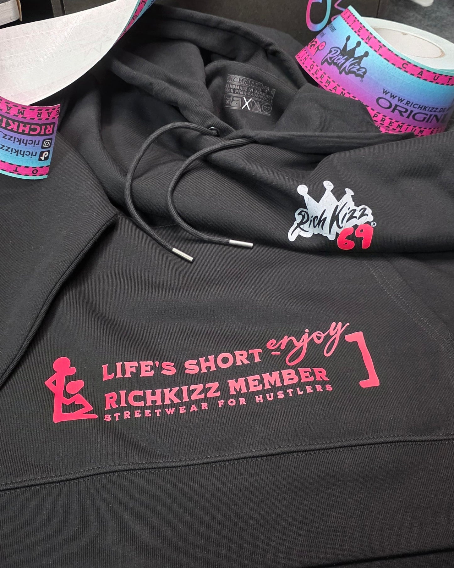 Streetwear Hoodie mit frechen provokanten Print aus Deutschland, Unisex Hoodie mit Print für Männer - "richtige Männer" ;)

Der Richkizz 69 Heavy Hoodie– locker geschnitten, massiv verarbeitet. Flauschige Bio-Baumwolle, doppelte Kapuze mit Futter, Set-In Ärmel und robuste Metalldetails. Robustes Fischgrätenband im Nacken, verstärkte Nähte und praktische Kängurutasche. Ein Statement-Piece, das hält, was es verspricht.