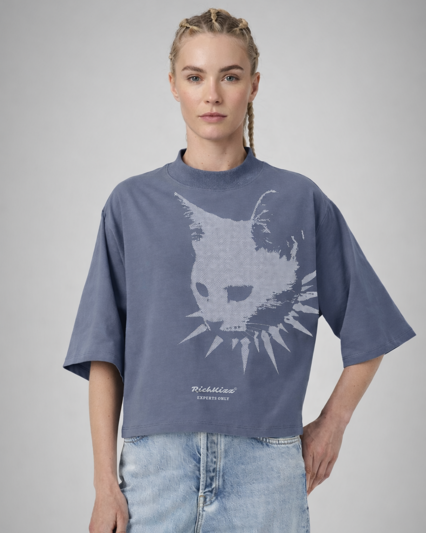 Provokante Kitty – Damen Crop Shirt aus Bio-Baumwolle
Kurzes Damen Crop T-Shirt aus hochwertigem 200 GSM Singlejersey mit markantem Kitty-Print im Underground-Style.
Das Design verbindet süß und gefährlich  provokante Premium Streetwear für selbstbewusste Frauen.
Cropped Silhouette mit Relaxed Fit, 1x1-Rippkragen und eingesetzten Ärmeln.
Vorgewaschen, langlebig verarbeitet und in Handarbeit veredelt.
Premium Damen Streetwear aus Deutschland.
Produktdetails
RichKizz OriginG Premium
200 GSM Singlejersey