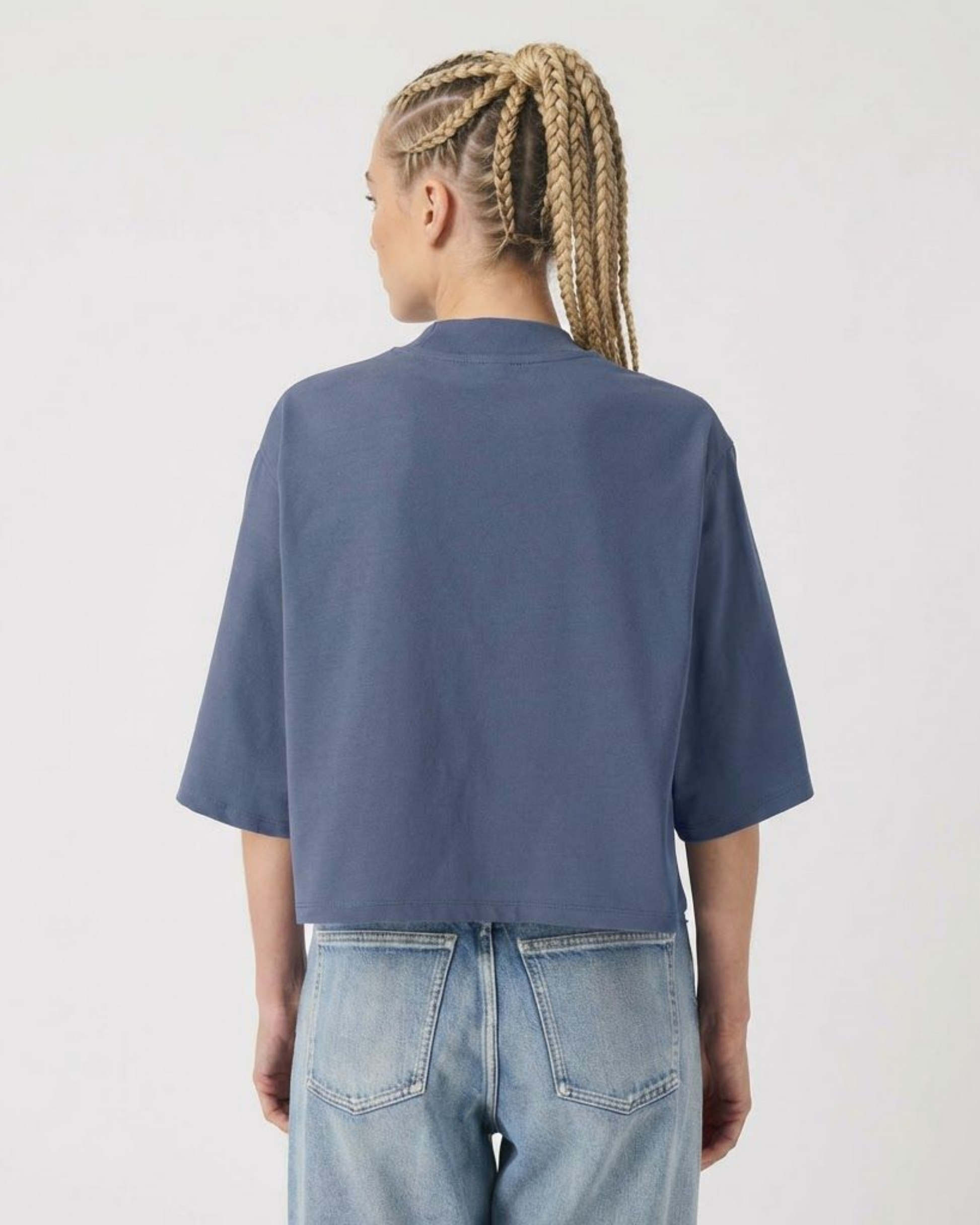 Provokante Kitty – Damen Crop Shirt aus Bio-Baumwolle
Kurzes Damen Crop T-Shirt aus hochwertigem 200 GSM Singlejersey mit markantem Kitty-Print im Underground-Style.
Das Design verbindet süß und gefährlich  provokante Premium Streetwear für selbstbewusste Frauen.
Cropped Silhouette mit Relaxed Fit, 1x1-Rippkragen und eingesetzten Ärmeln.
Vorgewaschen, langlebig verarbeitet und in Handarbeit veredelt.
Premium Damen Streetwear aus Deutschland.
Produktdetails
RichKizz OriginG Premium
200 GSM Singlejersey