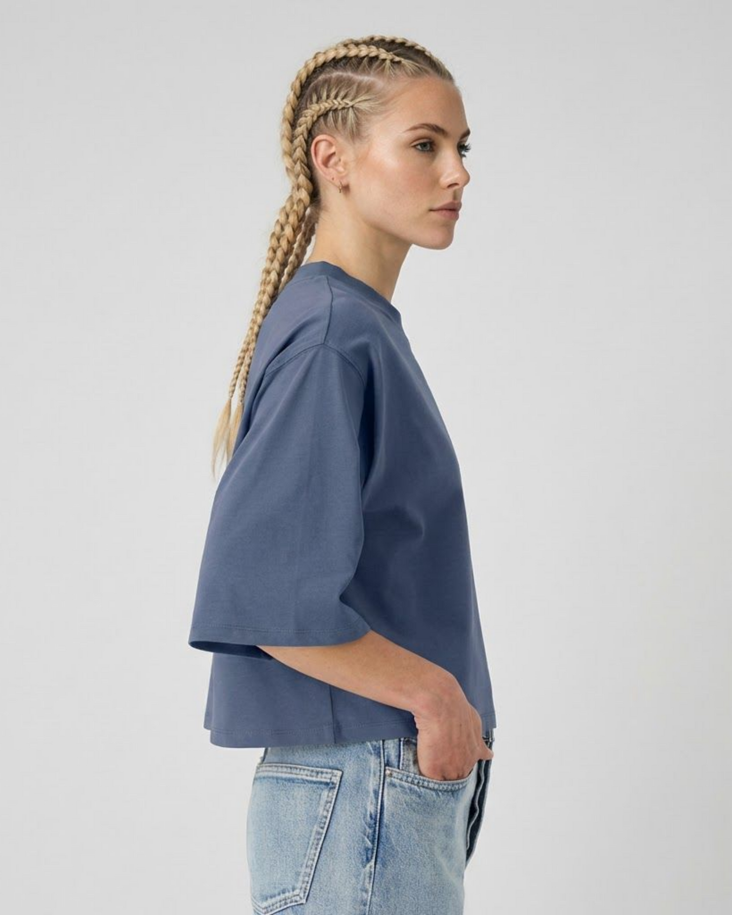 Provokante Kitty – Damen Crop Shirt aus Bio-Baumwolle
Kurzes Damen Crop T-Shirt aus hochwertigem 200 GSM Singlejersey mit markantem Kitty-Print im Underground-Style.
Das Design verbindet süß und gefährlich  provokante Premium Streetwear für selbstbewusste Frauen.
Cropped Silhouette mit Relaxed Fit, 1x1-Rippkragen und eingesetzten Ärmeln.
Vorgewaschen, langlebig verarbeitet und in Handarbeit veredelt.
Premium Damen Streetwear aus Deutschland.
Produktdetails
RichKizz OriginG Premium
200 GSM Singlejersey