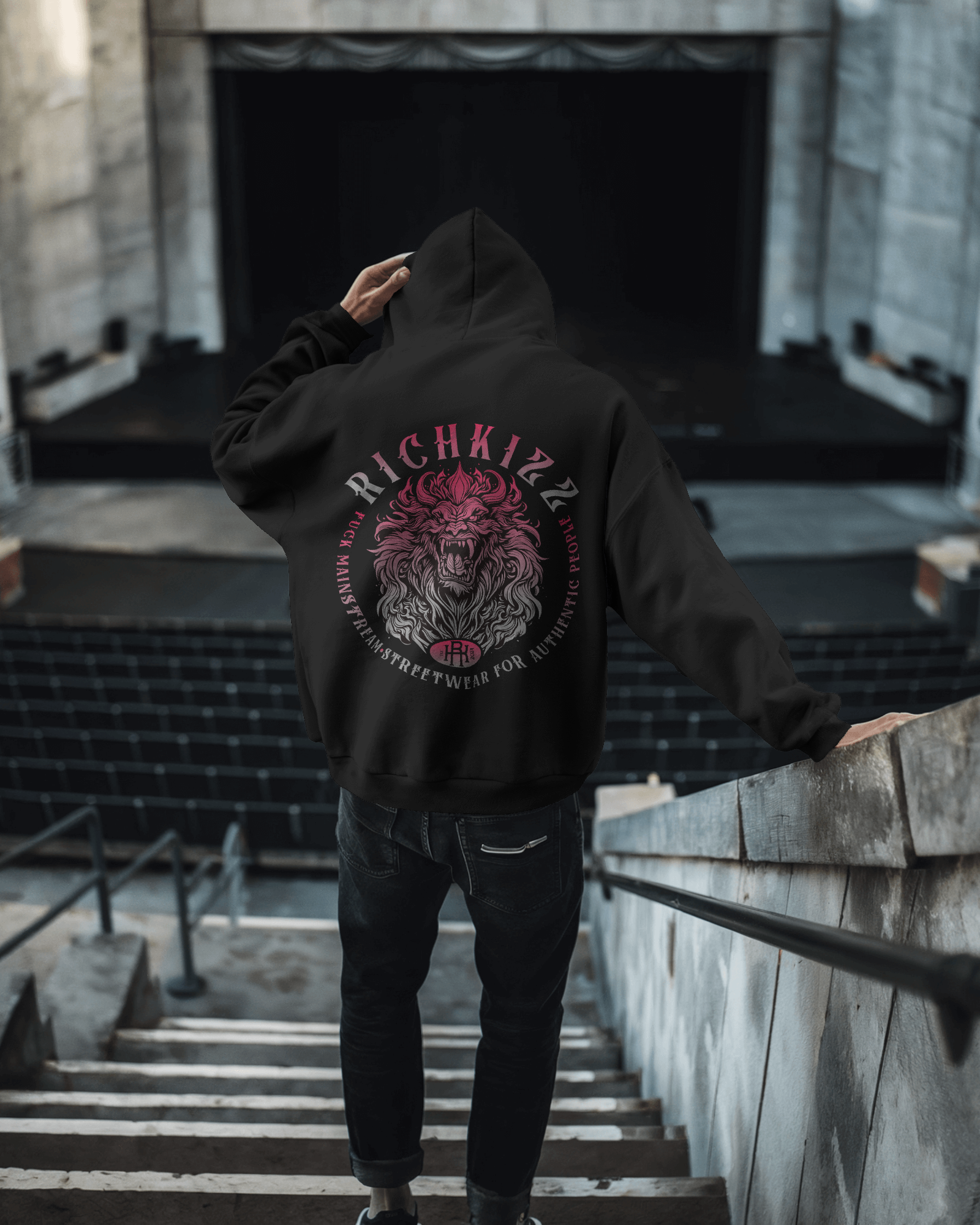 Der Premium heavy Hoodie Lion Club Club locker geschnitten, massiv verarbeitet. Flauschige Bio-Baumwolle, doppelte Kapuze mit Futter, Set-In Ärmel und robuste Metalldetails. Robustes Fischgrätenband im Nacken, verstärkte Nähte und praktische Kängurutasche. Ein provokant angehauchtes Statement-Piece, das hält, was es verspricht.
Handarbeit aus Deutschland ein echtes Unikat
OriginG Premium Produkt
Relaxed geschnitten - extra komfortabel
Limitiert auf 20 Stück am Tag
Farbe Schwarz mit Front und Back