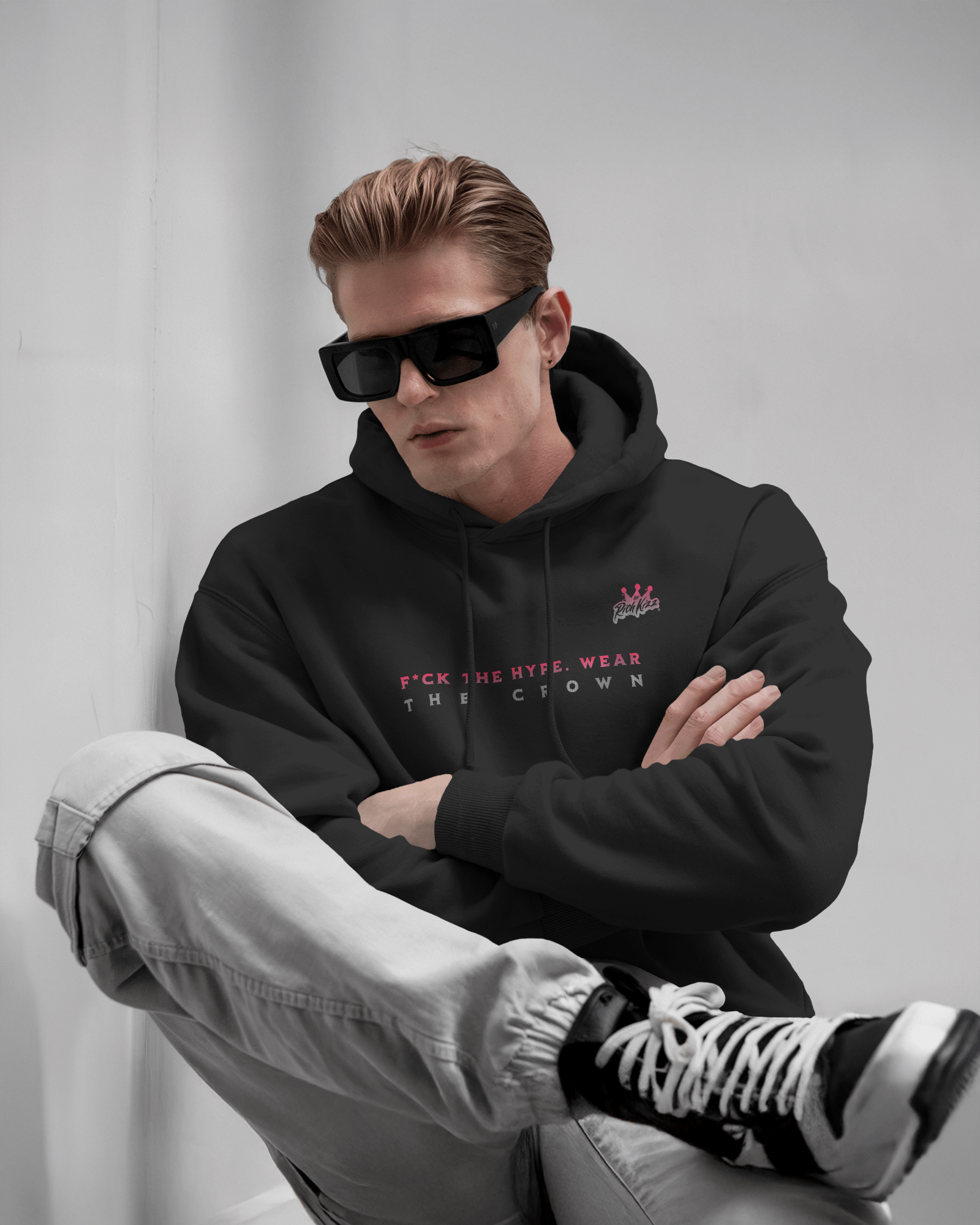 Der Premium heavy Hoodie Lion Club Club locker geschnitten, massiv verarbeitet. Flauschige Bio-Baumwolle, doppelte Kapuze mit Futter, Set-In Ärmel und robuste Metalldetails. Robustes Fischgrätenband im Nacken, verstärkte Nähte und praktische Kängurutasche. Ein provokant angehauchtes Statement-Piece, das hält, was es verspricht.
Handarbeit aus Deutschland ein echtes Unikat
OriginG Premium Produkt
Relaxed geschnitten - extra komfortabel
Limitiert auf 20 Stück am Tag
Farbe Schwarz mit Front und Back