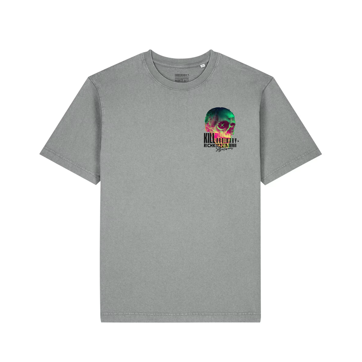 Das Premium Boxy Herren Oversized TEE OffGrid, überzeugt mit schwerer 240GSM Bio-Baumwolle, angesetzten Ärmeln und einem coolen, leicht rauen Stoff in der Trendfarbe Washed Grey. Mit kontrastierendem Nackenband und breiten Doppelnähten ist es bequem, langlebig und garantiert cool. Der auffällige Off-Grid Print, ein klares Statement gegen Mainstream und Langweiler. Dieses Streetwear Shirt wird nach deiner Bestellung in Deutschland handgefertigt, ein echtes Unikat!