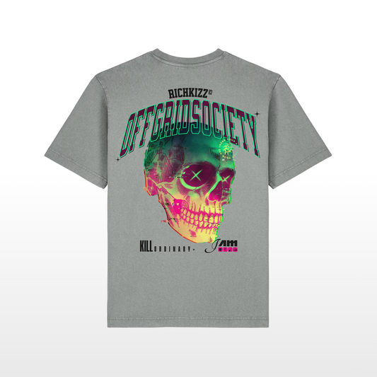 Das Premium Boxy Herren Oversized TEE OffGrid, überzeugt mit schwerer 240GSM Bio-Baumwolle, angesetzten Ärmeln und einem coolen, leicht rauen Stoff in der Trendfarbe Washed Grey. Mit kontrastierendem Nackenband und breiten Doppelnähten ist es bequem, langlebig und garantiert cool. Der auffällige Off-Grid Print, ein klares Statement gegen Mainstream und Langweiler. Dieses Streetwear Shirt wird nach deiner Bestellung in Deutschland handgefertigt, ein echtes Unikat!