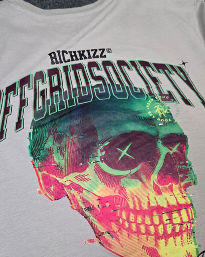 Das Premium Boxy Herren Oversized TEE OffGrid, überzeugt mit schwerer 240GSM Bio-Baumwolle, angesetzten Ärmeln und einem coolen, leicht rauen Stoff in der Trendfarbe Washed Grey. Mit kontrastierendem Nackenband und breiten Doppelnähten ist es bequem, langlebig und garantiert cool. Der auffällige Off-Grid Print, ein klares Statement gegen Mainstream und Langweiler. Dieses Streetwear Shirt wird nach deiner Bestellung in Deutschland handgefertigt, ein echtes Unikat!