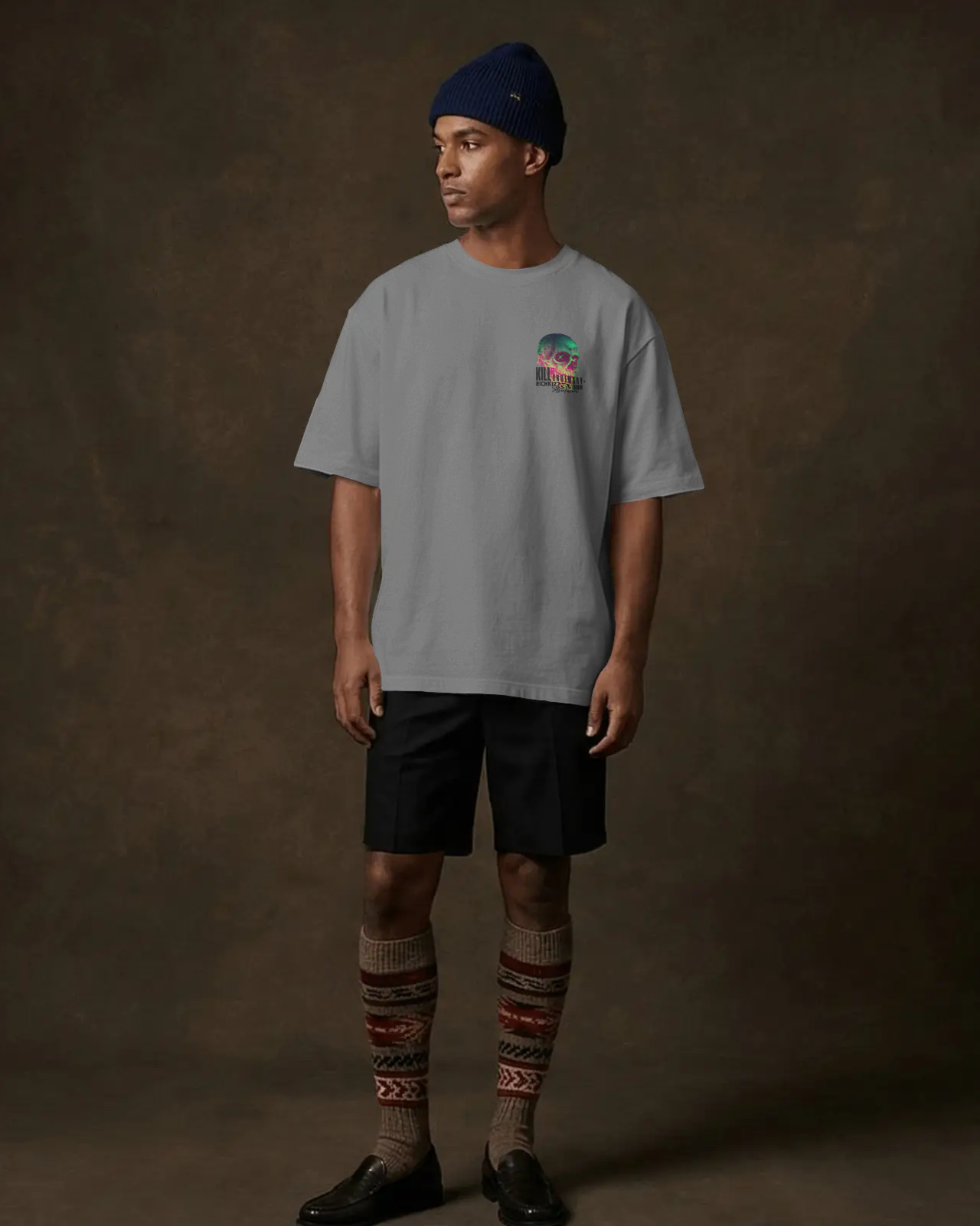 Das&nbsp;Premium Boxy Herren Oversized TEE OffGrid, überzeugt mit schwerer&nbsp;240GSM&nbsp;Bio-Baumwolle, angesetzten Ärmeln und einem coolen, leicht rauen Stoff in der Trendfarbe Washed Grey. Mit kontrastierendem Nackenband und breiten Doppelnähten ist es bequem und&nbsp;langlebig&nbsp;und garantiert cool. Der auffällige Off-Grid Print, ein klares Statement gegen Mainstream und Langweiler.