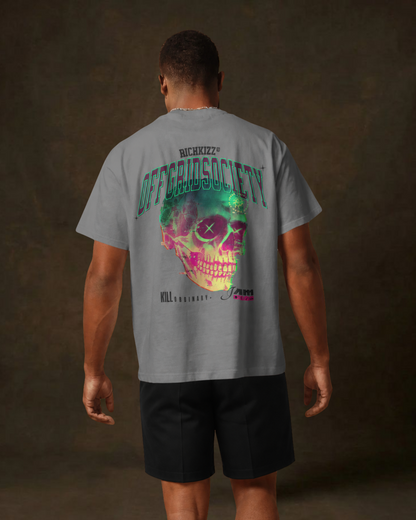 Das Premium Boxy Herren Oversized TEE OffGrid, überzeugt mit schwerer 240GSM Bio-Baumwolle, angesetzten Ärmeln und einem coolen, leicht rauen Stoff in der Trendfarbe Washed Grey. Mit kontrastierendem Nackenband und breiten Doppelnähten ist es bequem, langlebig und garantiert cool. Der auffällige Off-Grid Print, ein klares Statement gegen Mainstream und Langweiler. Dieses Streetwear Shirt wird nach deiner Bestellung in Deutschland handgefertigt, ein echtes Unikat!