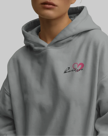 Der Bad Bunny Oversized Hoodie für Girls – locker geschnitten, massiv verarbeitet. Flauschige Bio-Baumwolle, doppelte Kapuze mit Futter, Set-In Ärmel und clean ohne Kordeln und Tasche gefertigt. Robustes Fischgrätenband im Nacken, verstärkte Nähte. Ein Statement-Piece, das hält, was es verspricht.

Handarbeit aus Deutschland&nbsp;- ein echtes Unikat
OriginG Premium&nbsp;Produkt
Oversized geschnitten - extra komfortabel
Clean - Ohne Kordeln und ohne Bauchtasche
Limitiert auf 20 Stück am Tag
Farbe Beton Grau
