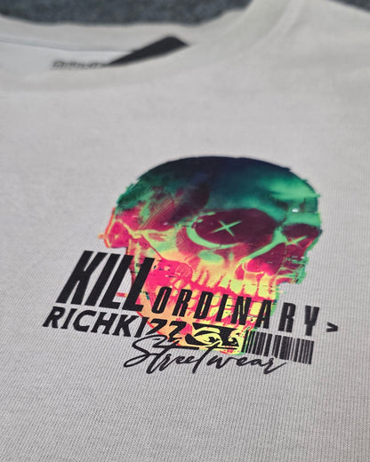 Das Premium Boxy Herren Oversized TEE OffGrid, überzeugt mit schwerer 240GSM Bio-Baumwolle, angesetzten Ärmeln und einem coolen, leicht rauen Stoff in der Trendfarbe Washed Grey. Mit kontrastierendem Nackenband und breiten Doppelnähten ist es bequem, langlebig und garantiert cool. Der auffällige Off-Grid Print, ein klares Statement gegen Mainstream und Langweiler. Dieses Streetwear Shirt wird nach deiner Bestellung in Deutschland handgefertigt, ein echtes Unikat!