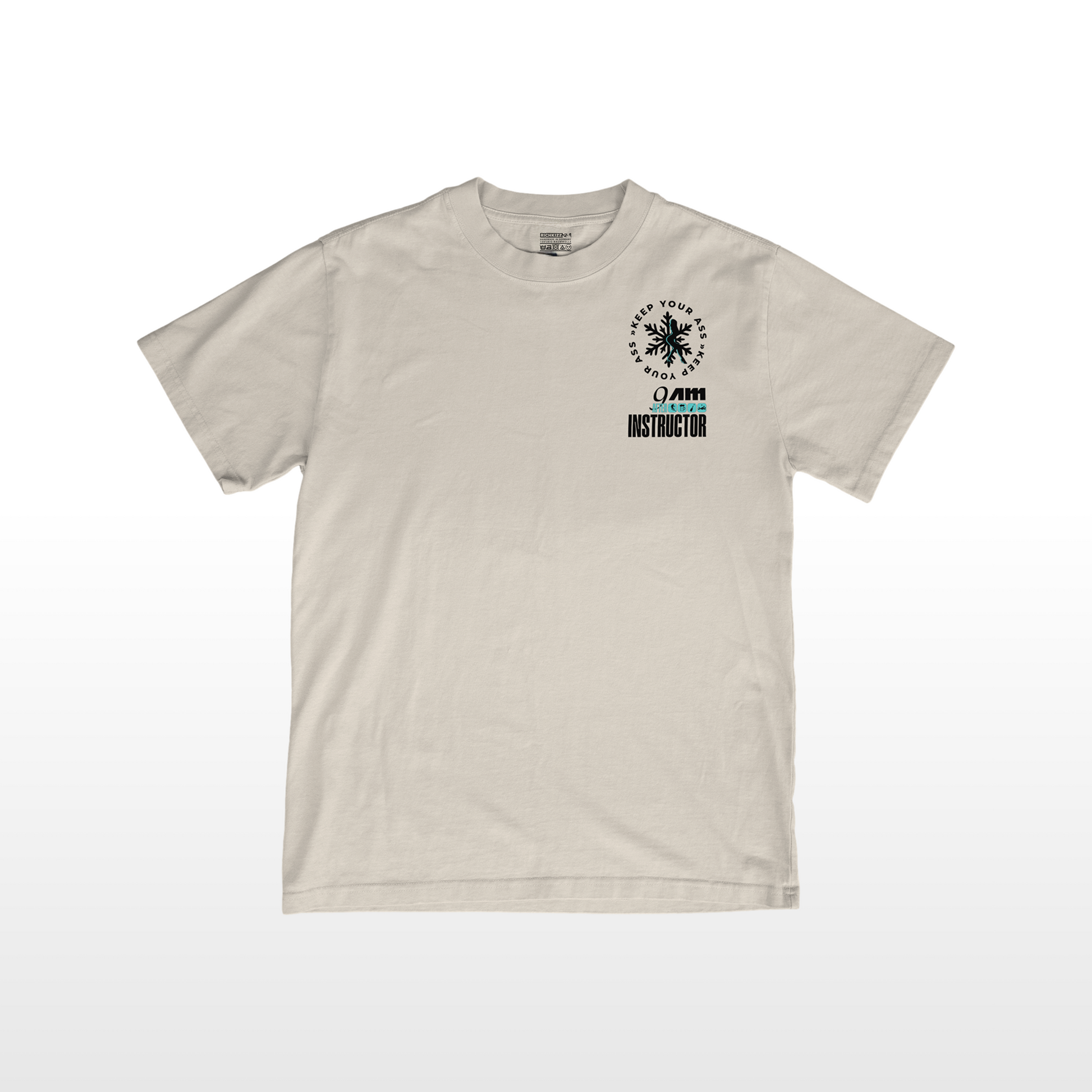 Dieses Herren T-Shirt im Relaxed Fit, überzeugt mit schwerer&nbsp;240GSM, Bio-Baumwolle, eingesetzten Ärmeln und einem coolen, leicht rauen Stoff. Mit kontrastierendem Nackenband und breiten Doppelnähten ist es bequem und langlebig und hat unseren einzigartig fechen Apres Ski Fun Print. Model ist 185cm und trägt Größe L Farbe natural raw, gedacht als apres ski tshirt, mit after 9 am instructor print