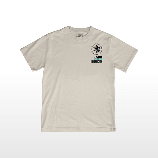 Dieses Herren T-Shirt im Relaxed Fit, überzeugt mit schwerer&nbsp;240GSM, Bio-Baumwolle, eingesetzten Ärmeln und einem coolen, leicht rauen Stoff. Mit kontrastierendem Nackenband und breiten Doppelnähten ist es bequem und langlebig und hat unseren einzigartig fechen Apres Ski Fun Print. Model ist 185cm und trägt Größe L Farbe natural raw, gedacht als apres ski tshirt, mit after 9 am instructor print