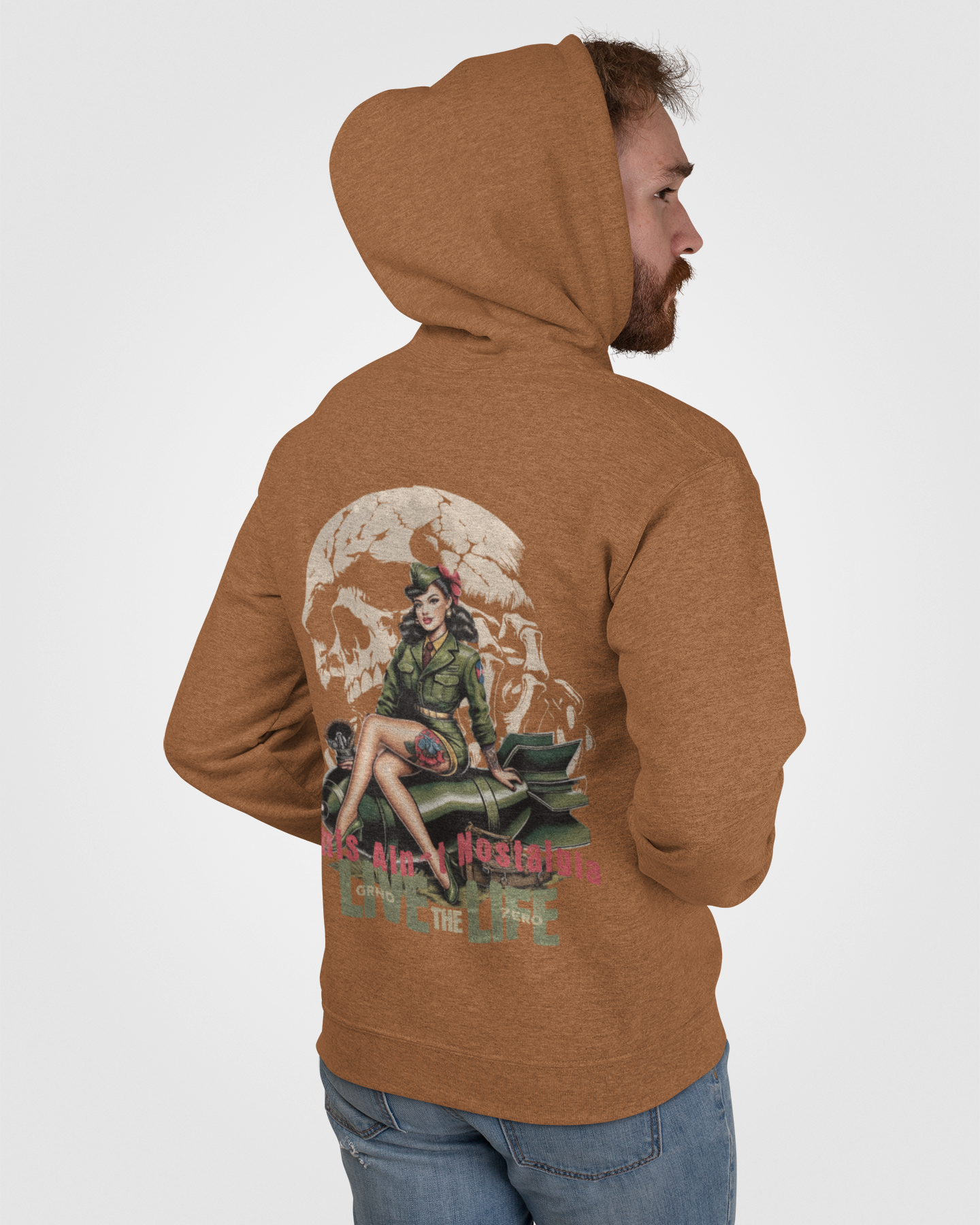 Dieser Retro-Kapuzenpullover im klassischen Design mit Bauchtasche, setzt mit seinem provokanten, doppeldeutigen Print ein mutiges Statement zu den Krisen unserer Zeit und verbindet dabei kompromisslos Retro-Styles mit der heutigen Realität. Einfacher College-Hoodie fühlt sich an wie aus den 60er Jahren, perfekt abgestimmt für dieses Design. 80% Baumwolle / 20% Polyester, 280 GSM, flache Kordeln, gerippte Manschetten und Saum, Pin Up Streetwear Motiv