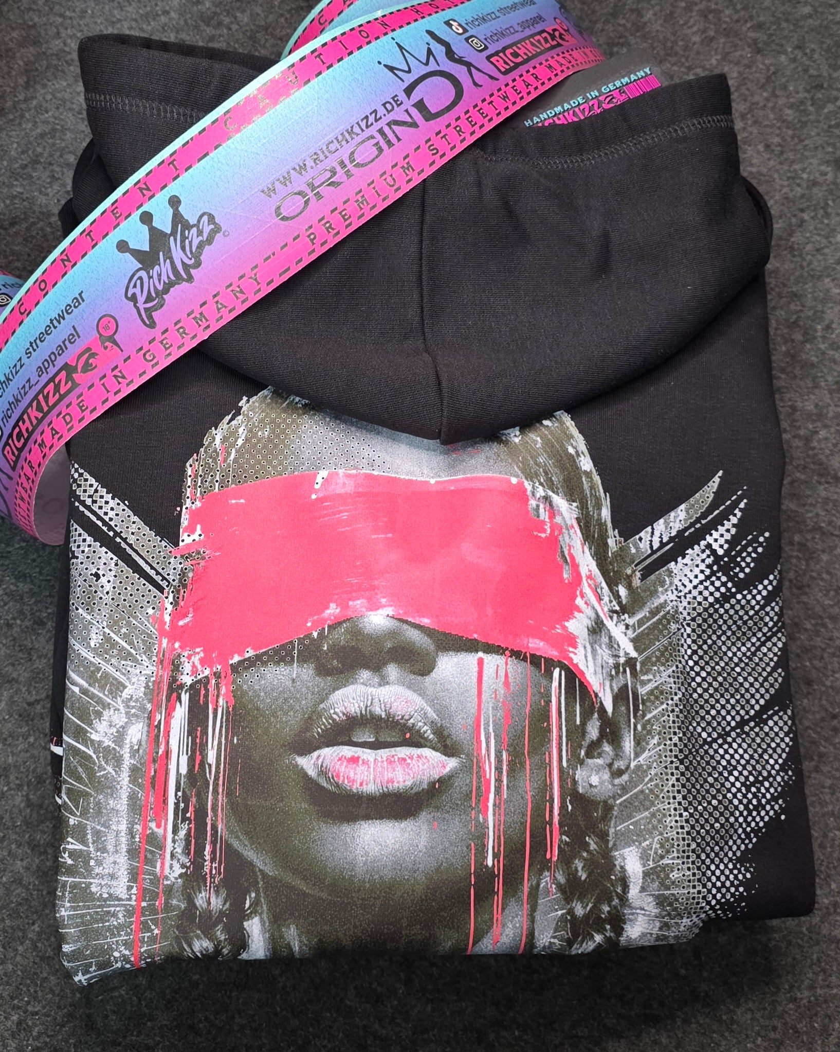 Der Premium Hoodie Sinners Club V2– locker geschnitten, massiv verarbeitet. Flauschige Bio-Baumwolle, doppelte Kapuze mit Futter, Set-In Ärmel und robuste Metalldetails. Robustes Fischgrätenband im Nacken, verstärkte Nähte und praktische Kängurutasche. Ein provokant angehauchtes Statement-Piece, das hält, was es verspricht.
Handarbeit aus Deutschlan, ein echtes Unikat, OriginG Premium Produkt
Relaxed geschnitten