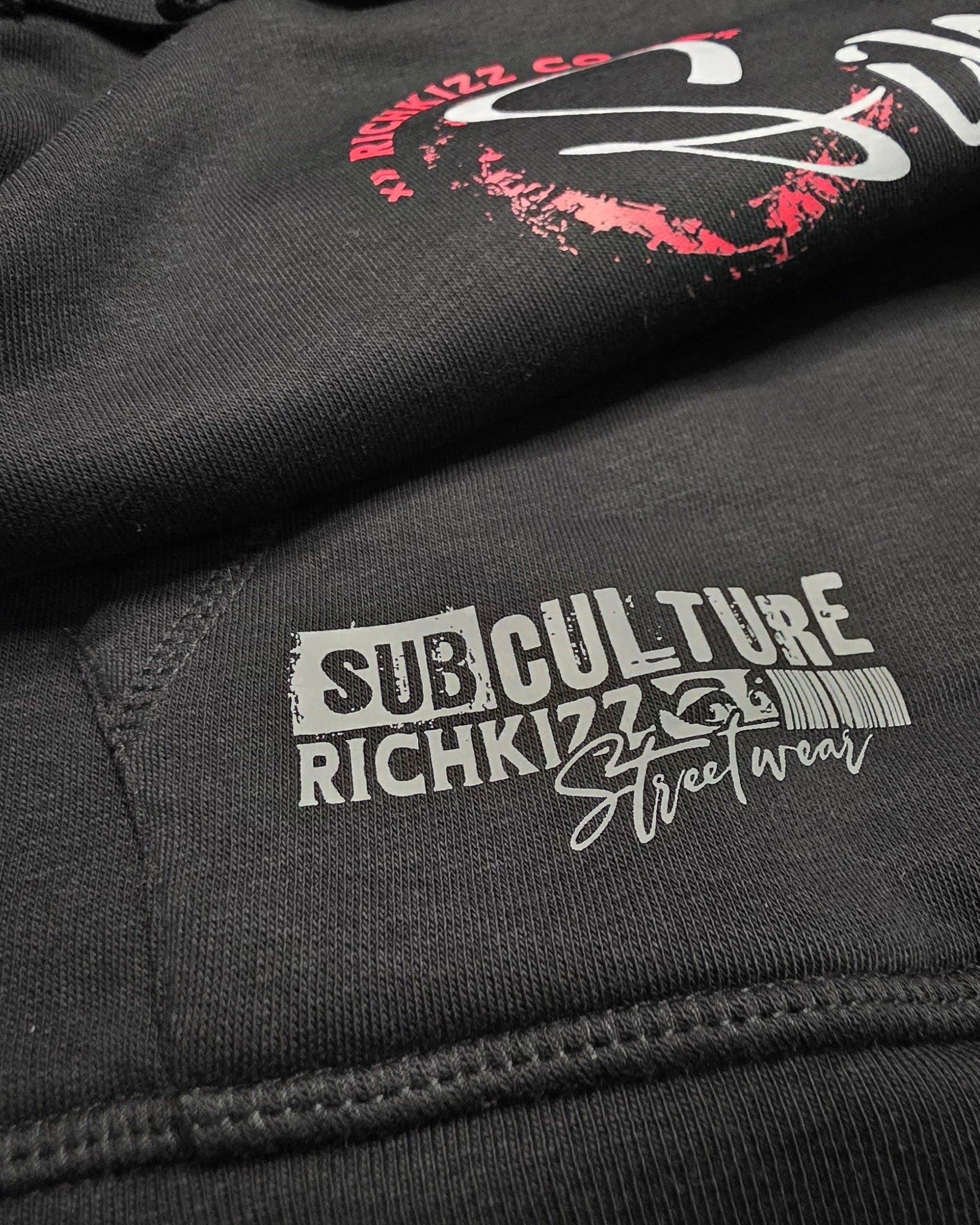 Der Premium Hoodie Sinners Club V2– locker geschnitten, massiv verarbeitet. Flauschige Bio-Baumwolle, doppelte Kapuze mit Futter, Set-In Ärmel und robuste Metalldetails. Robustes Fischgrätenband im Nacken, verstärkte Nähte und praktische Kängurutasche. Ein provokant angehauchtes Statement-Piece, das hält, was es verspricht.
Handarbeit aus Deutschlan, ein echtes Unikat, OriginG Premium Produkt
Relaxed geschnitten