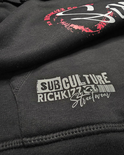 Der Premium Hoodie Sinners Club V2– locker geschnitten, massiv verarbeitet. Flauschige Bio-Baumwolle, doppelte Kapuze mit Futter, Set-In Ärmel und robuste Metalldetails. Robustes Fischgrätenband im Nacken, verstärkte Nähte und praktische Kängurutasche. Ein provokant angehauchtes Statement-Piece, das hält, was es verspricht.
Handarbeit aus Deutschlan, ein echtes Unikat, OriginG Premium Produkt
Relaxed geschnitten