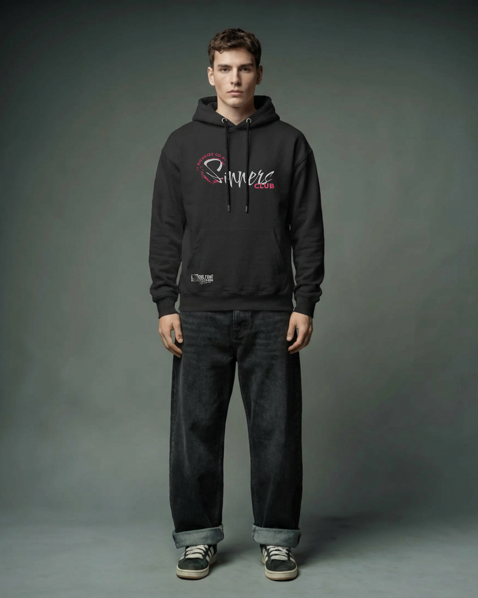 Der Premium Hoodie Sinners Club V2– locker geschnitten, massiv verarbeitet. Flauschige Bio-Baumwolle, doppelte Kapuze mit Futter, Set-In Ärmel und robuste Metalldetails. Robustes Fischgrätenband im Nacken, verstärkte Nähte und praktische Kängurutasche. Ein provokant angehauchtes Statement-Piece, das hält, was es verspricht.
Handarbeit aus Deutschlan, ein echtes Unikat, OriginG Premium Produkt
Relaxed geschnitten