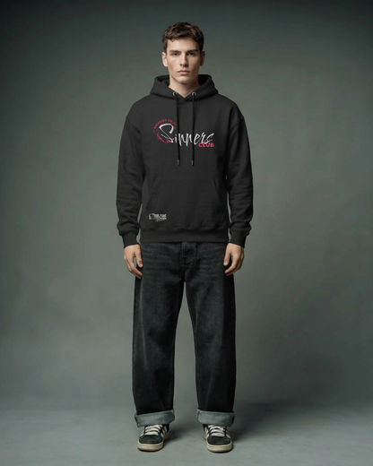 Der Premium Hoodie Sinners Club V2– locker geschnitten, massiv verarbeitet. Flauschige Bio-Baumwolle, doppelte Kapuze mit Futter, Set-In Ärmel und robuste Metalldetails. Robustes Fischgrätenband im Nacken, verstärkte Nähte und praktische Kängurutasche. Ein provokant angehauchtes Statement-Piece, das hält, was es verspricht.
Handarbeit aus Deutschlan, ein echtes Unikat, OriginG Premium Produkt
Relaxed geschnitten