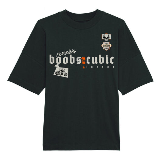 Lässiges provokantes Streetwear T-Shirt im Oversized Schnitt aus unserer BAD NEIGHBOR Kollektion. Lass den V-Twin knallen, deine Nachbarn wird es freuen, 100% gekämmte ringgesponnene Bio-Baumwolle, eingesetzte Ärmel, überschnittene Ärmelansätze, 1x1 Rippstrick an schmalem Ausschnitt, abgesetztes Nackenband, aus Eigenstoff, breite Doppelabsteppung an Ärmelenden und unterem Saum, Richkizz, Farbe schwarz