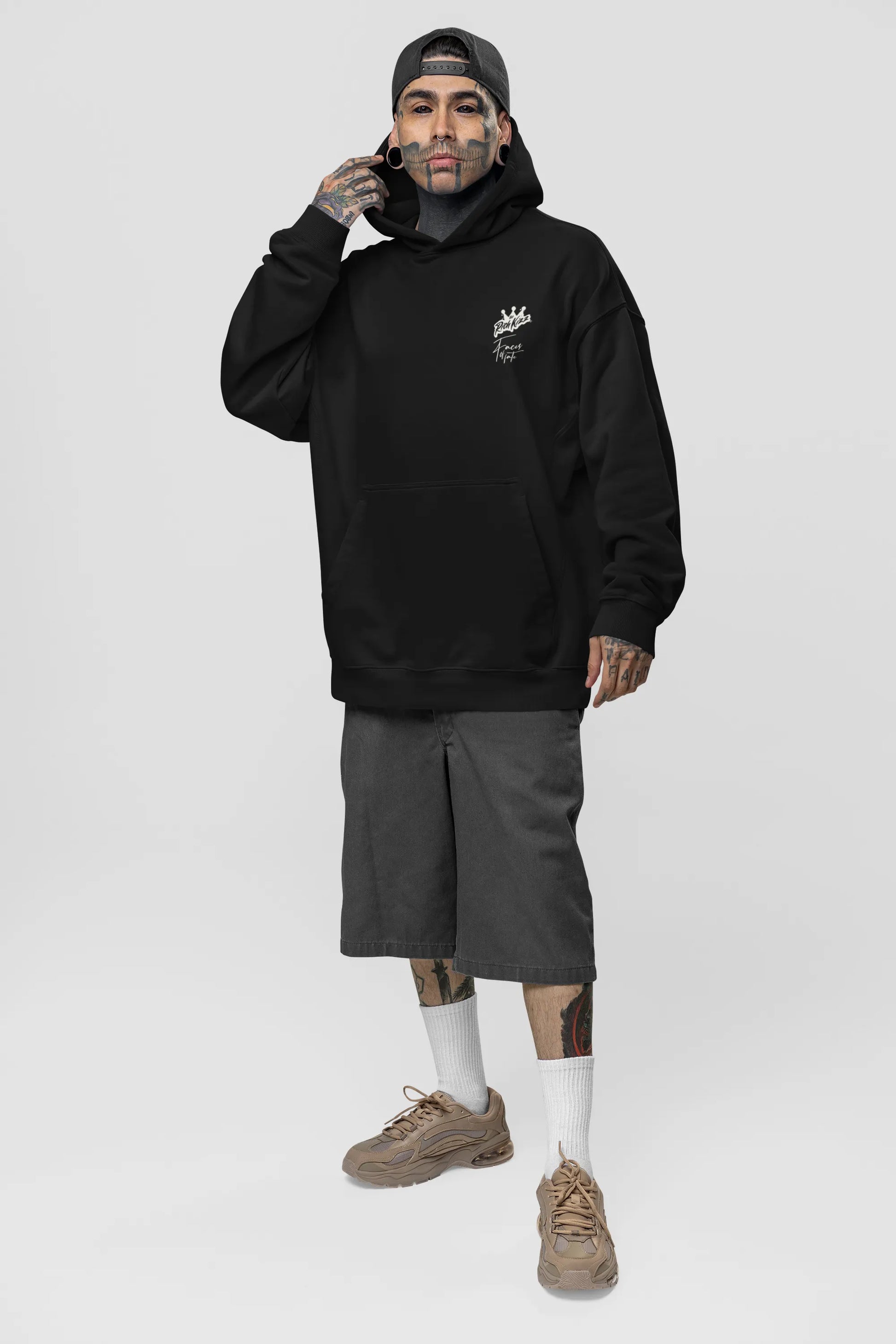 Heavy Cotton Premium-Hoodie im Oversized-Schnitt, der neue Qualitätsstandards setzt. Die Neuauflage unseres Streetwear Klassikers, kommt jetzt noch fetter in 380 GSM. Der Herren Hoodie aus der Kartelle Mexiko Serie Sinaloa ohne Kordeln