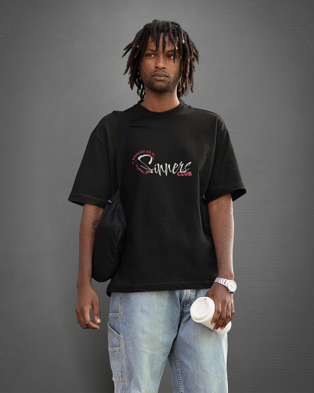 Dieses Herren T-Shirt im Relaxed Fit, überzeugt mit schwerer 240GSM Bio-Baumwolle, eingesetzten Ärmeln und einem coolen, leicht rauen Stoff. Mit kontrastierendem Nackenband und breiten Doppelnähten ist es bequem, langlebig und hat unseren einzigartig provokanten Sinners Print. Farbe Schwarz, Back und Front Print mit Sinners Motiv heißes Girl in black and white sinnlich und provokant mit verbundenen Augen, ein echtes Streetwear Shirt aus Deutschland