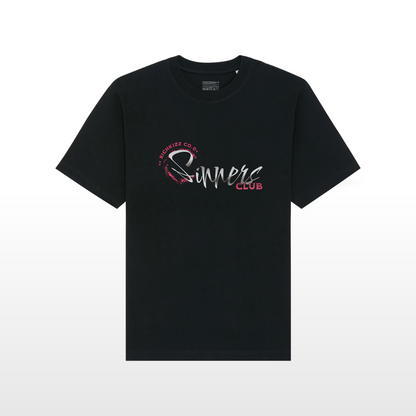 Dieses Herren T-Shirt im Relaxed Fit, überzeugt mit schwerer 240GSM Bio-Baumwolle, eingesetzten Ärmeln und einem coolen, leicht rauen Stoff. Mit kontrastierendem Nackenband und breiten Doppelnähten ist es bequem, langlebig und hat unseren einzigartig provokanten Sinners Print. Farbe Schwarz, Back und Front Print mit Sinners Motiv heißes Girl in black and white sinnlich und provokant mit verbundenen Augen, ein echtes Streetwear Shirt aus Deutschland