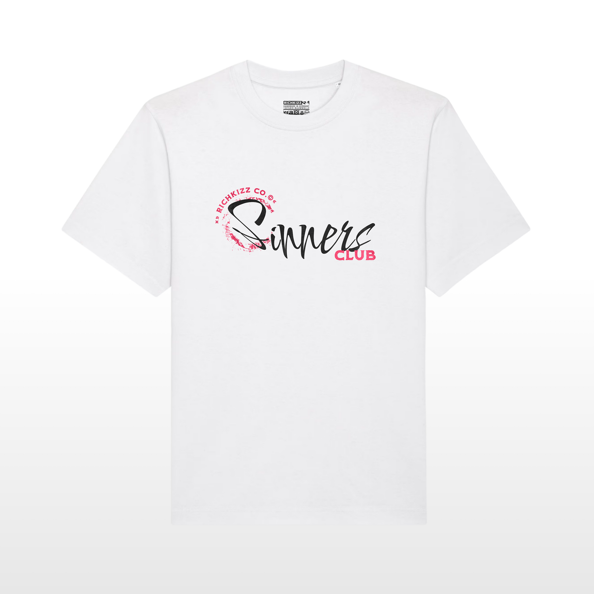 Dieses weiße Herren T-Shirt im Relaxed Fit, überzeugt mit schwerer 240GSM Bio-Baumwolle, eingesetzten Ärmeln und einem coolen, leicht rauen Stoff. Mit kontrastierendem Nackenband und breiten Doppelnähten ist es bequem, langlebig und hat unseren einzigartig provokanten Sinners Print, Back und Front Print mit Sinners Motiv heißes Girl in black and white sinnlich und provokant mit verbundenen Augen, ein echtes Streetwear Shirt aus Deutschland