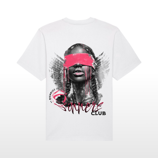 Dieses weiße Herren T-Shirt im Relaxed Fit, überzeugt mit schwerer 240GSM Bio-Baumwolle, eingesetzten Ärmeln und einem coolen, leicht rauen Stoff. Mit kontrastierendem Nackenband und breiten Doppelnähten ist es bequem, langlebig und hat unseren einzigartig provokanten Sinners Print, Back und Front Print mit Sinners Motiv heißes Girl in black and white sinnlich und provokant mit verbundenen Augen, ein echtes Streetwear Shirt aus Deutschland