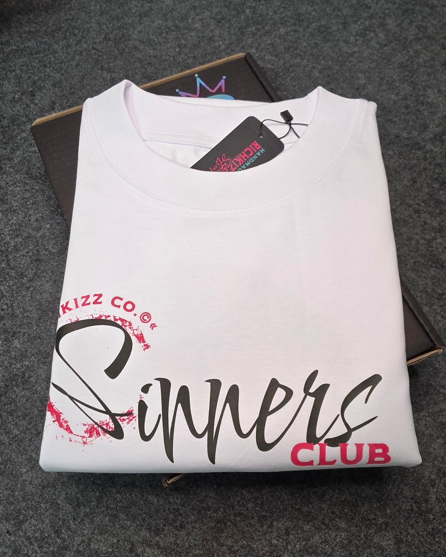 Sinners Club Tshirt con Richkizz Streetwear, mit hochwertiger Verpackungund hergestellt in Deutschland, hochwertiger Print auf Bio baumwolle in bester Qualität, Underground Streetwear limitiert