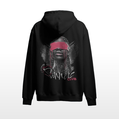 Der Premium Hoodie Sinners Club V2– locker geschnitten, massiv verarbeitet. Flauschige Bio-Baumwolle, doppelte Kapuze mit Futter, Set-In Ärmel und robuste Metalldetails. Robustes Fischgrätenband im Nacken, verstärkte Nähte und praktische Kängurutasche. Ein provokant angehauchtes Statement-Piece, das hält, was es verspricht.
Handarbeit aus Deutschlan, ein echtes Unikat, OriginG Premium Produkt
Relaxed geschnitten