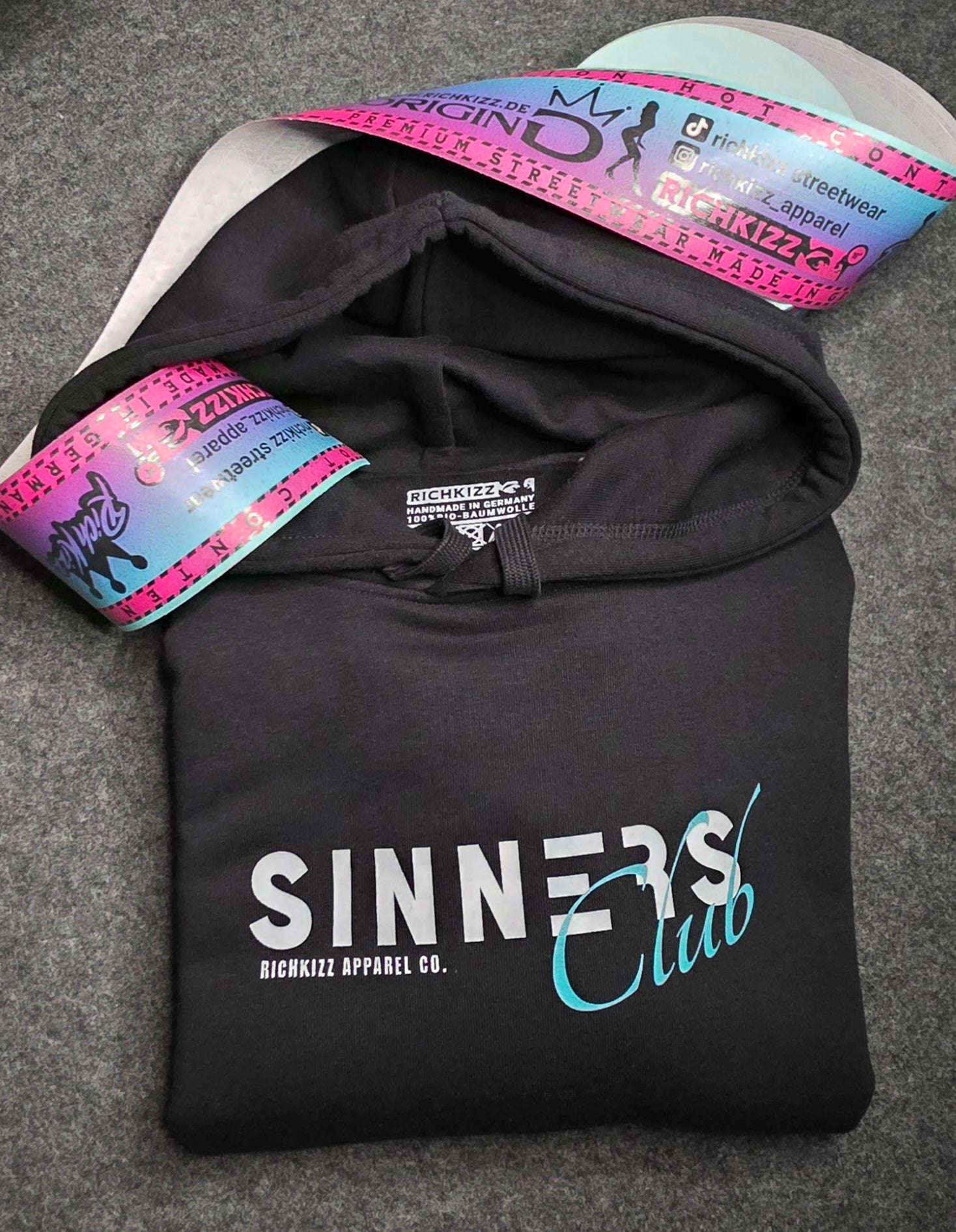 Der Premium Hoodie Sinners – locker geschnitten, massiv verarbeitet. Flauschige Bio-Baumwolle, doppelte Kapuze mit Futter, Set-In Ärmel und robuste Metalldetails. Robustes Fischgrätenband im Nacken, verstärkte Nähte und praktische Kängurutasche. Ein provokant angehauchtes Statement-Piece, das hält, was es verspricht.

Handarbeit aus Deutschland ein echtes Unikat
OriginG Premium Produkt
Relaxed geschnitten - extra komfortabel
Limitiert auf 20 Stück am Tag
Farbe Schwarz mit Front und Backprint