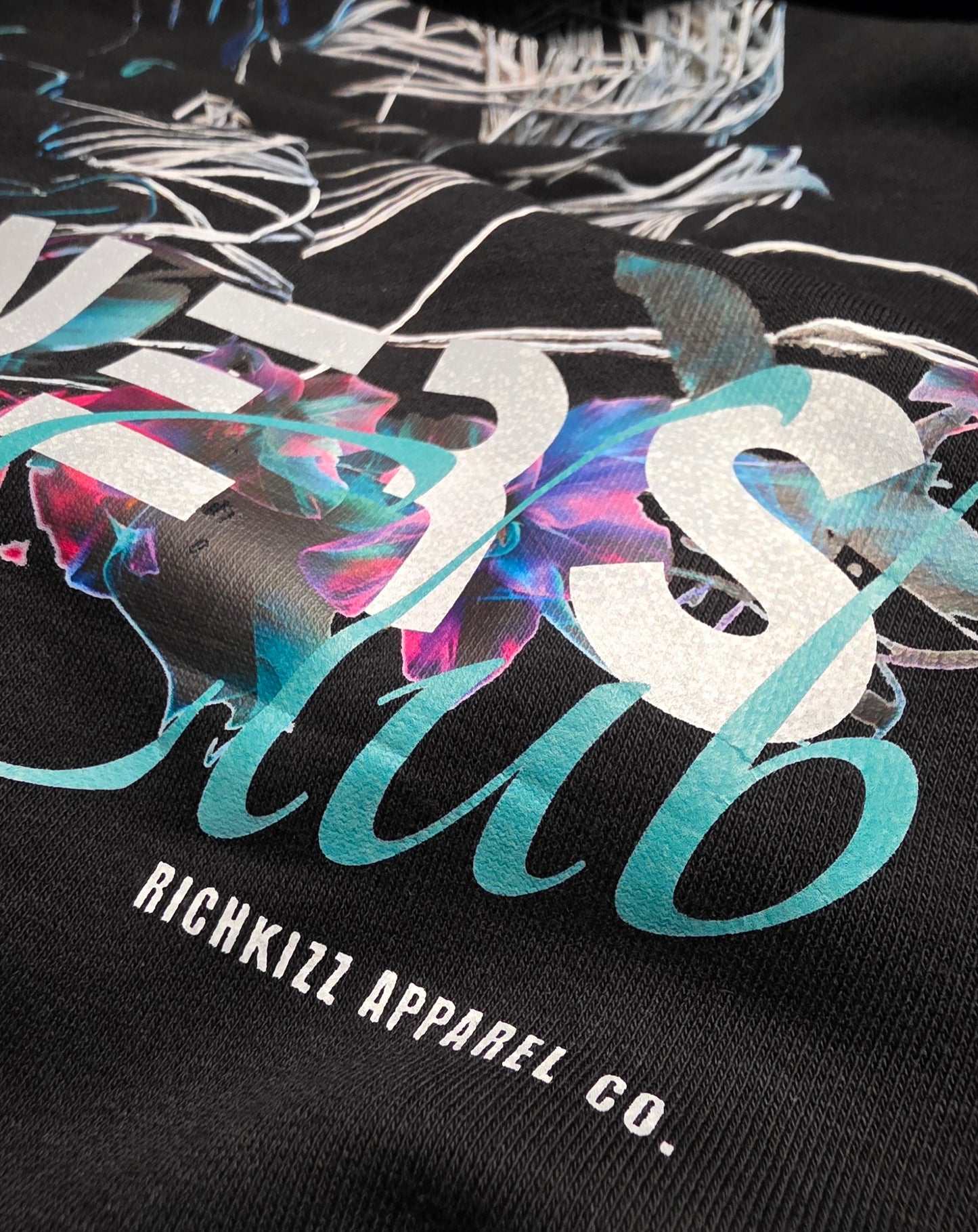 Der Premium Hoodie Sinners – locker geschnitten, massiv verarbeitet. Flauschige Bio-Baumwolle, doppelte Kapuze mit Futter, Set-In Ärmel und robuste Metalldetails. Robustes Fischgrätenband im Nacken, verstärkte Nähte und praktische Kängurutasche. Ein provokant angehauchtes Statement-Piece, das hält, was es verspricht.

Handarbeit aus Deutschland ein echtes Unikat
OriginG Premium Produkt
Relaxed geschnitten - extra komfortabel
Limitiert auf 20 Stück am Tag
Farbe Schwarz mit Front und Backprint