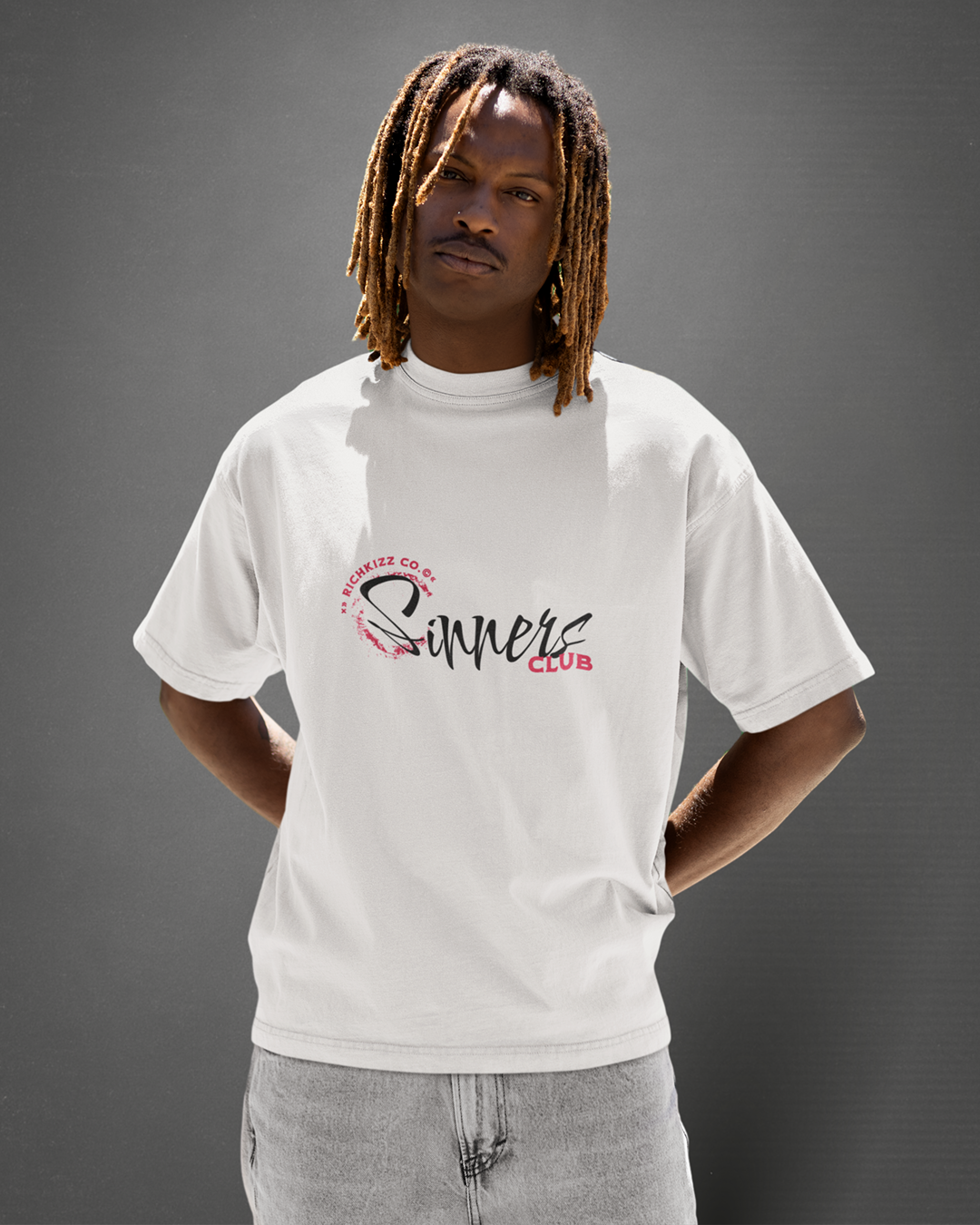 Dieses weiße Herren T-Shirt im Relaxed Fit, überzeugt mit schwerer 240GSM Bio-Baumwolle, eingesetzten Ärmeln und einem coolen, leicht rauen Stoff. Mit kontrastierendem Nackenband und breiten Doppelnähten ist es bequem, langlebig und hat unseren einzigartig provokanten Sinners Print, Back und Front Print mit Sinners Motiv heißes Girl in black and white sinnlich und provokant mit verbundenen Augen, ein echtes Streetwear Shirt aus Deutschland