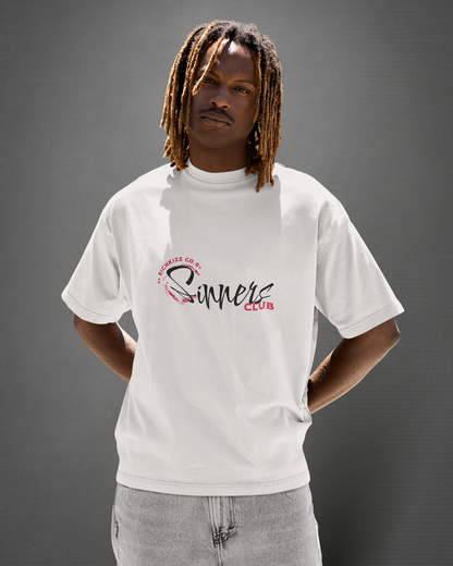 Dieses weiße Herren T-Shirt im Relaxed Fit, überzeugt mit schwerer 240GSM Bio-Baumwolle, eingesetzten Ärmeln und einem coolen, leicht rauen Stoff. Mit kontrastierendem Nackenband und breiten Doppelnähten ist es bequem, langlebig und hat unseren einzigartig provokanten Sinners Print, Back und Front Print mit Sinners Motiv heißes Girl in black and white sinnlich und provokant mit verbundenen Augen, ein echtes Streetwear Shirt aus Deutschland