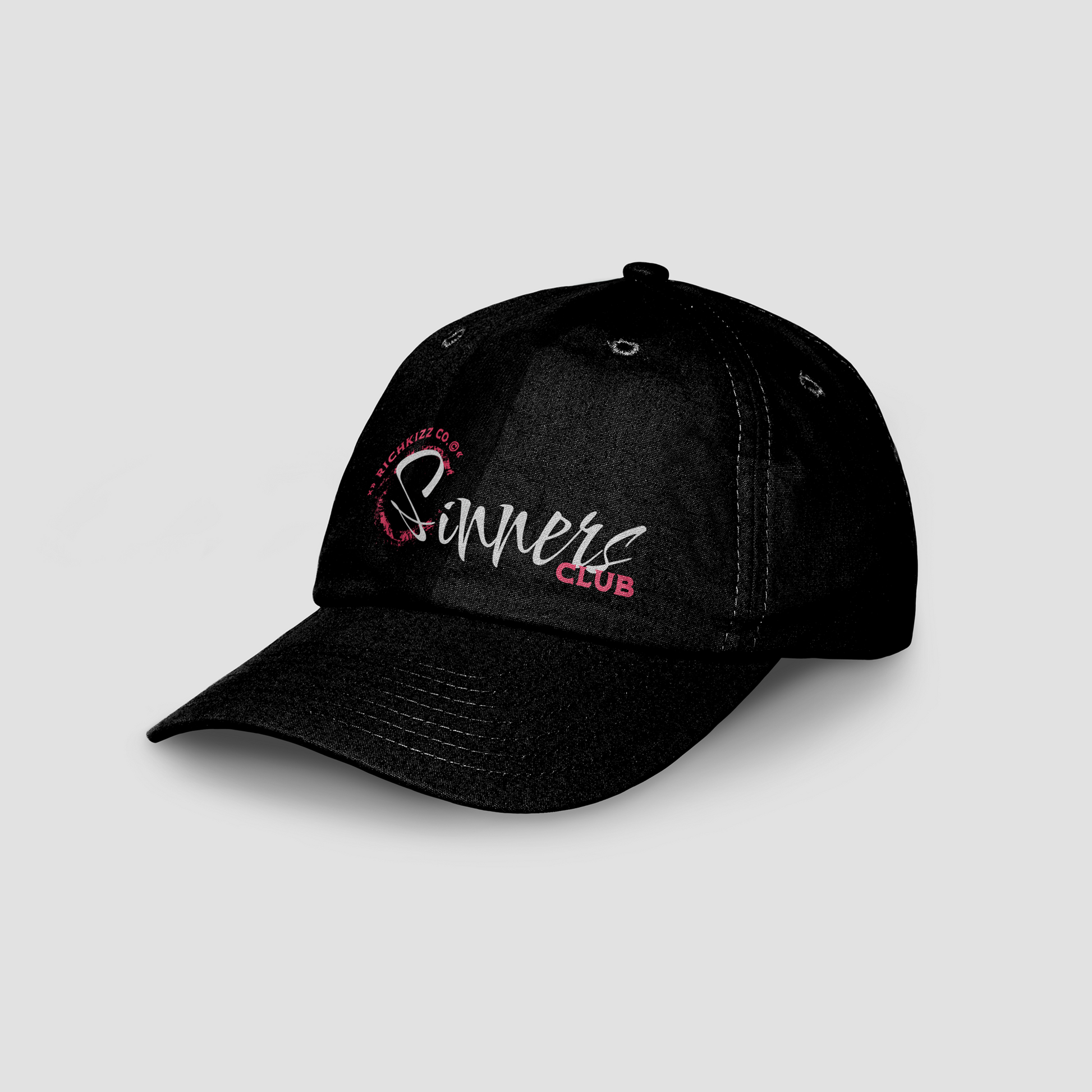 Flat-Peak Snapback mit Sinners Club Design passend zum Shirt, Farbe Schwarz