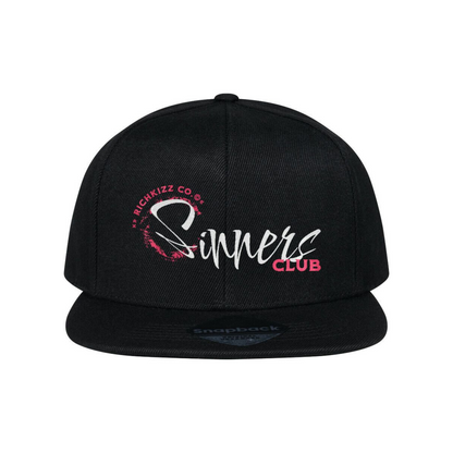 Passend zu unseren Sinners Tee, die Flat-Peak Snapback mit markanter Passform. 6-Panel mit verstärkter Front, flacher Schirm, klassischer Snap-Verschluss aus Kunststoff, 100% Polyester