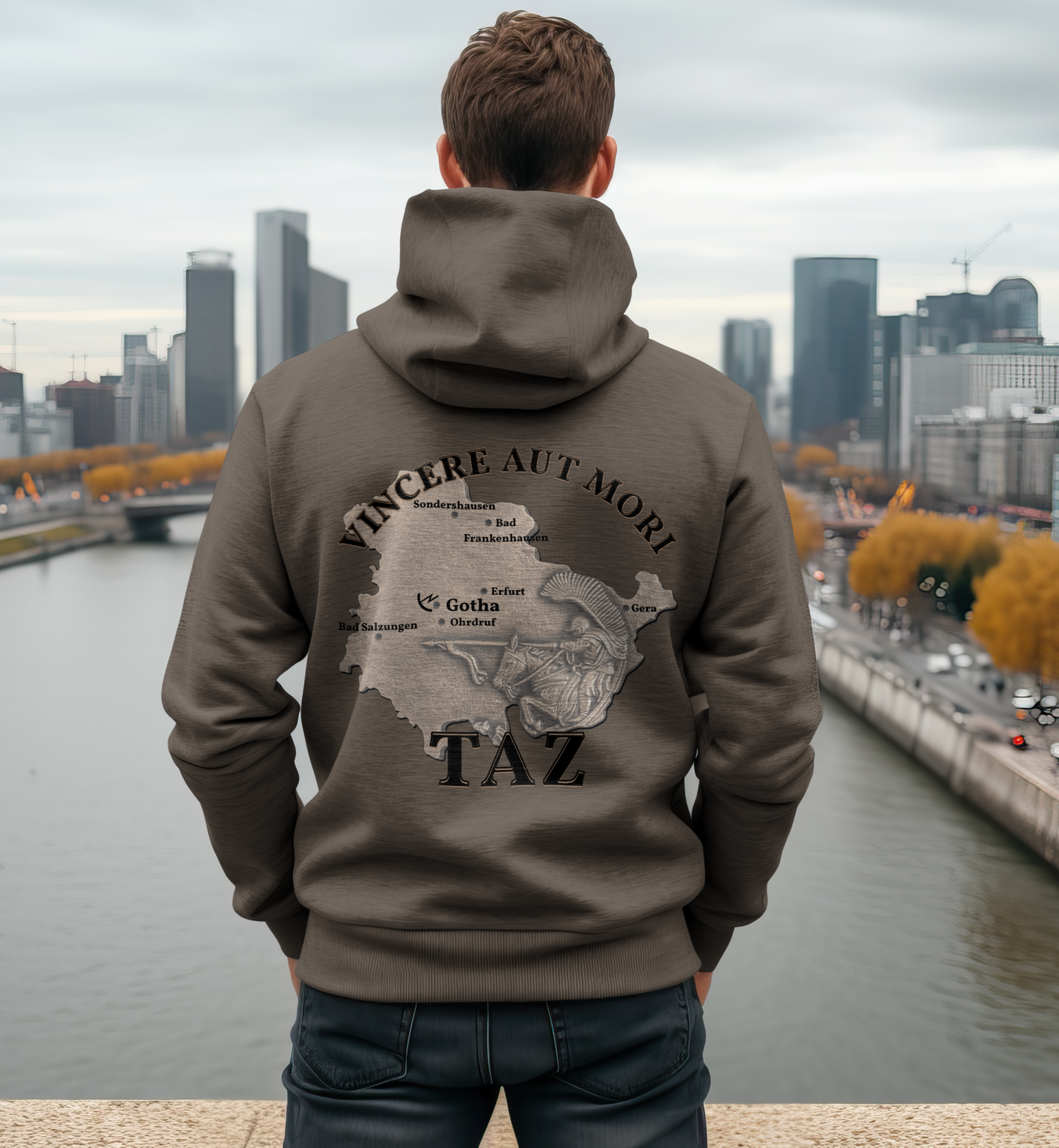 Der TAZ Custom Hoodie, begleitet dich mit echter Qualität. Bio-Baumwolle in 280-GSM-Ausführung bietet dir den idealen Tragekomfort und die Haltbarkeit, die du verdienst. Ohne Umschweife, ohne leere Versprechen – nur handwerkliche Sorgfalt und nachhaltige Materialien, die zusammenpassen. Ein Hoodie, auf den du dich verlassen kannst.
