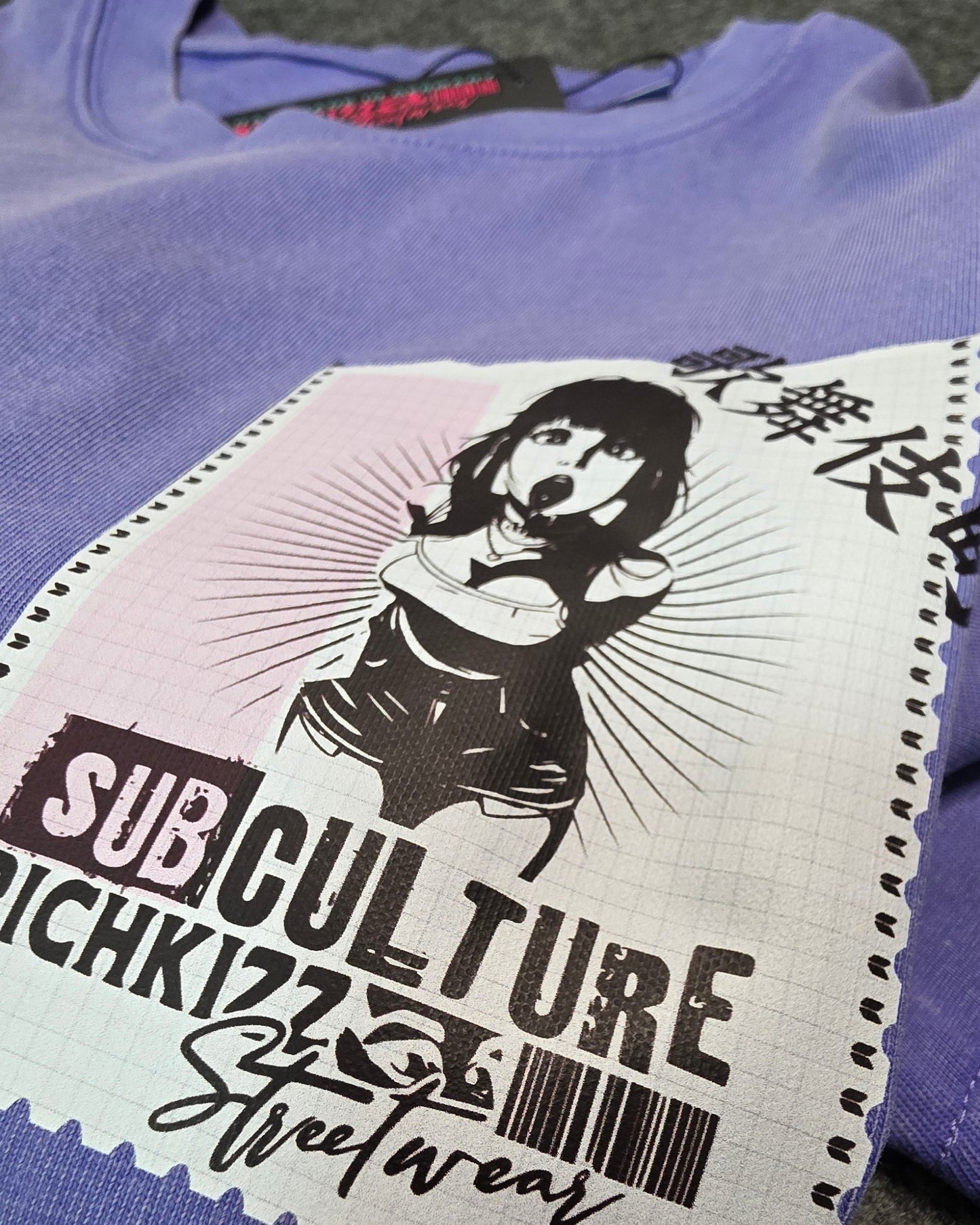 Angesagtes washed lila herren Streetwear T-Shirt im relaxed Schnitt, Dieses Shirt wird nach deiner Bestellung in Deutschland handgefertigt, ein echtes Unikat! Angesetzte Ärmel 240GSM
extra breiter enganliegender Halsausschnitt, Inneres Nackenband aus dem selben Hauptmaterial, Blindstich an Ärmelbündchen und Saum Farbe Lila gewaschen Material 100% Bio-Baumwolle / vorgewaschen