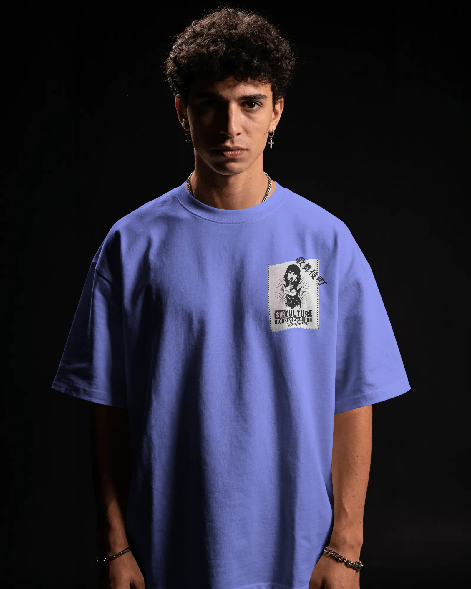 Angesagtes washed lila herren Streetwear T-Shirt im relaxed Schnitt, Dieses Shirt wird nach deiner Bestellung in Deutschland handgefertigt, ein echtes Unikat! Angesetzte Ärmel 240GSM
extra breiter enganliegender Halsausschnitt, Inneres Nackenband aus dem selben Hauptmaterial, Blindstich an Ärmelbündchen und Saum Farbe Lila gewaschen Material 100% Bio-Baumwolle / vorgewaschen