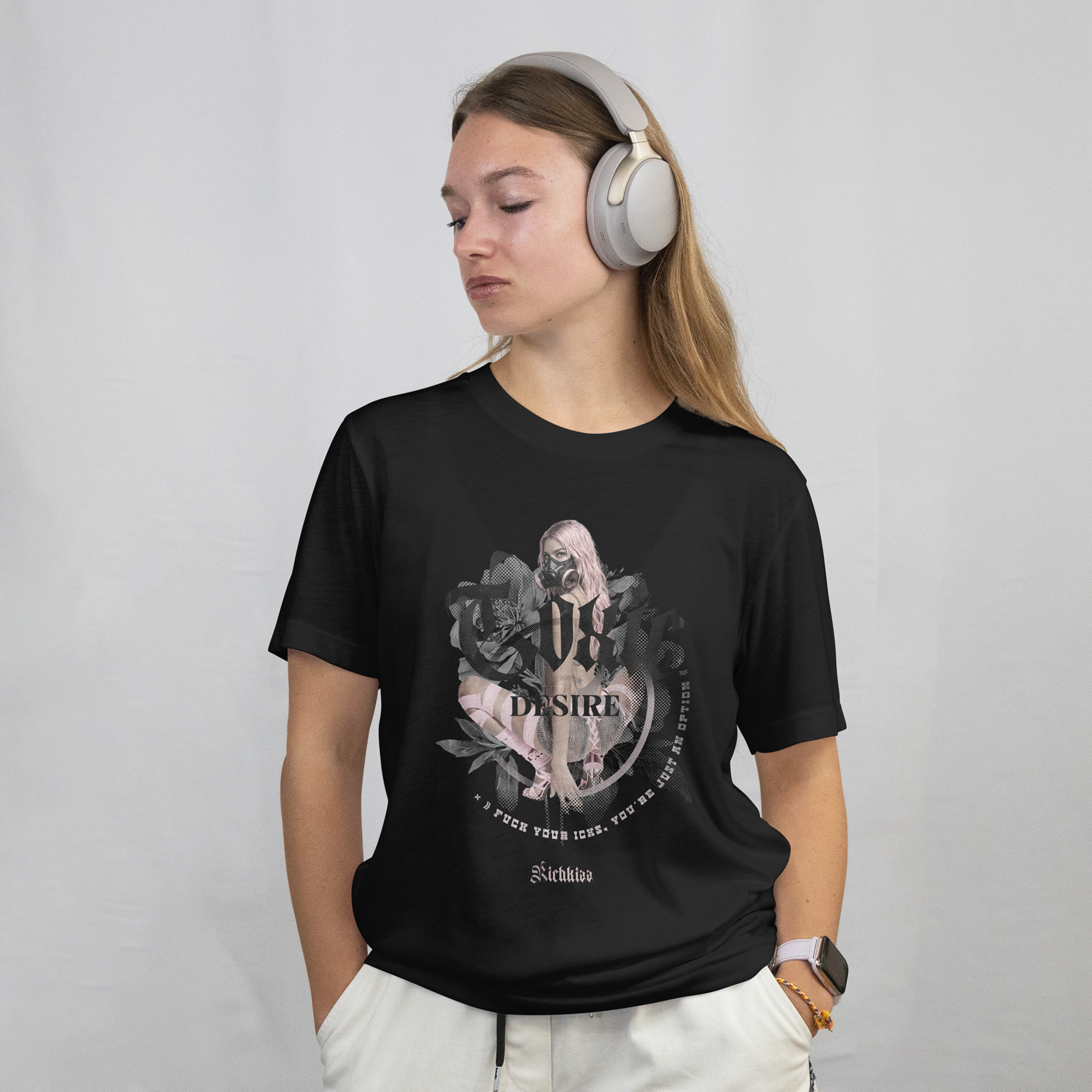 Hochwertiges schwarzes Singlejersey für Damen, gefertigt aus 180GSM Bio-Baumwolle. Der provokante TOXIC Print mit Ansage an die Männerwelt, kommt dezent Ton in Ton.