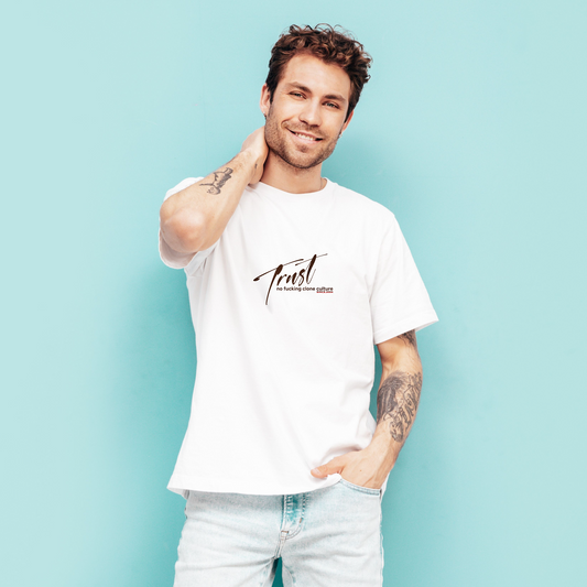 Perfektion in einem T-Shirt!&nbsp;Provokant freches Herren T-Shirt in Relaxed Fit, gefertigt aus 100% hochwertigster&nbsp;Pima-Baumwolle. Mit Front, Ärmel und Backprint "TRUST NO HYPE", 100% Handmade in Germany
100% edelste Pima-Baumwolle, 100% akkurate Verarbeitung, perfekte Nähte, knitterfrei und kein zupfen, dieses Shirt fällt wie Seide, langlebiger DTF Print, fette 260GSM