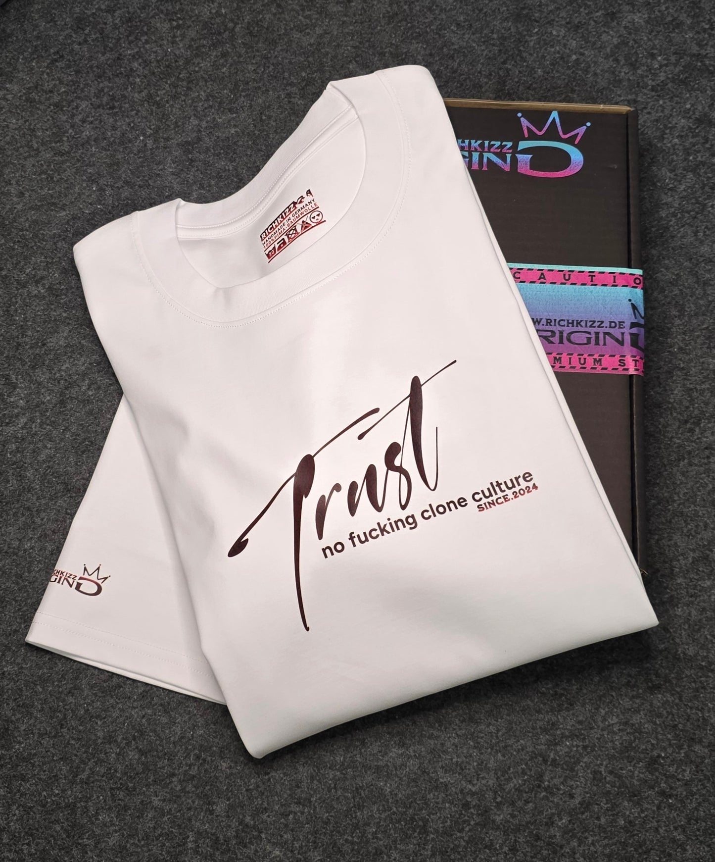 Perfektion in einem T-Shirt!&nbsp;Provokant freches Herren T-Shirt in Relaxed Fit, gefertigt aus 100% hochwertigster&nbsp;Pima-Baumwolle. Mit Front, Ärmel und Backprint "TRUST NO HYPE", 100% Handmade in Germany
100% edelste Pima-Baumwolle, 100% akkurate Verarbeitung, perfekte Nähte, knitterfrei und kein zupfen, dieses Shirt fällt wie Seide, langlebiger DTF Print, fette 260GSM