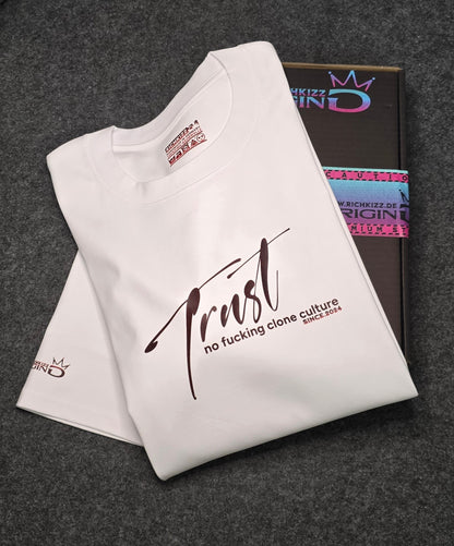 Perfektion in einem T-Shirt!&nbsp;Provokant freches Herren T-Shirt in Relaxed Fit, gefertigt aus 100% hochwertigster&nbsp;Pima-Baumwolle. Mit Front, Ärmel und Backprint "TRUST NO HYPE", 100% Handmade in Germany
100% edelste Pima-Baumwolle, 100% akkurate Verarbeitung, perfekte Nähte, knitterfrei und kein zupfen, dieses Shirt fällt wie Seide, langlebiger DTF Print, fette 260GSM