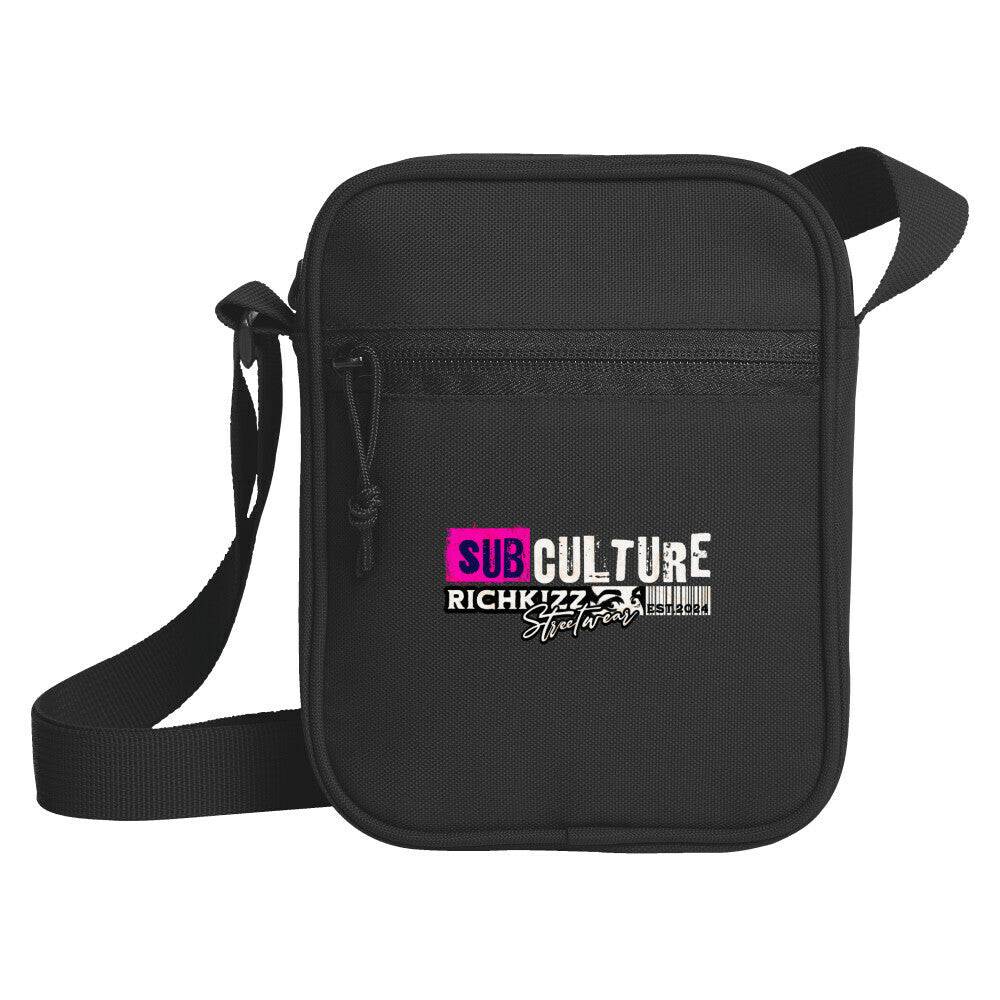 Moderne Umhängetasche&nbsp; Dealer 2.0 mit sportlich-elegantem Look.
geräumiges Hauptfach mit Reißverschluss
kleine Vortasche
längenverstellbarer Schultergurt
leichtes, strapazierfähiges Material
dezentes Design – ideal für Alltags- oder Eventlooks 100% Polyester; PVC-frei
