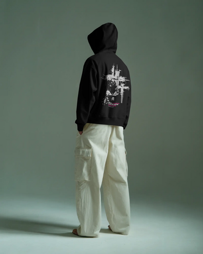 Der Heavy Hoodie Chaos – locker geschnitten, massiv verarbeitet. Flauschige Bio-Baumwolle, doppelte Kapuze mit Futter, Set-In Ärmel und robuste Metalldetails. Robustes Fischgrätenband im Nacken, verstärkte Nähte und praktische Kängurutasche. Ein Statement-Piece, das hält, was es verspricht.

Handarbeit aus Deutschland&nbsp;- ein echtes Unikat
OriginG Premium&nbsp;Produkt
Relaxed geschnitten - extra komfortabel
Limitiert auf 20 Stück am Tag
Farbe Black
Heavy 350 GSM